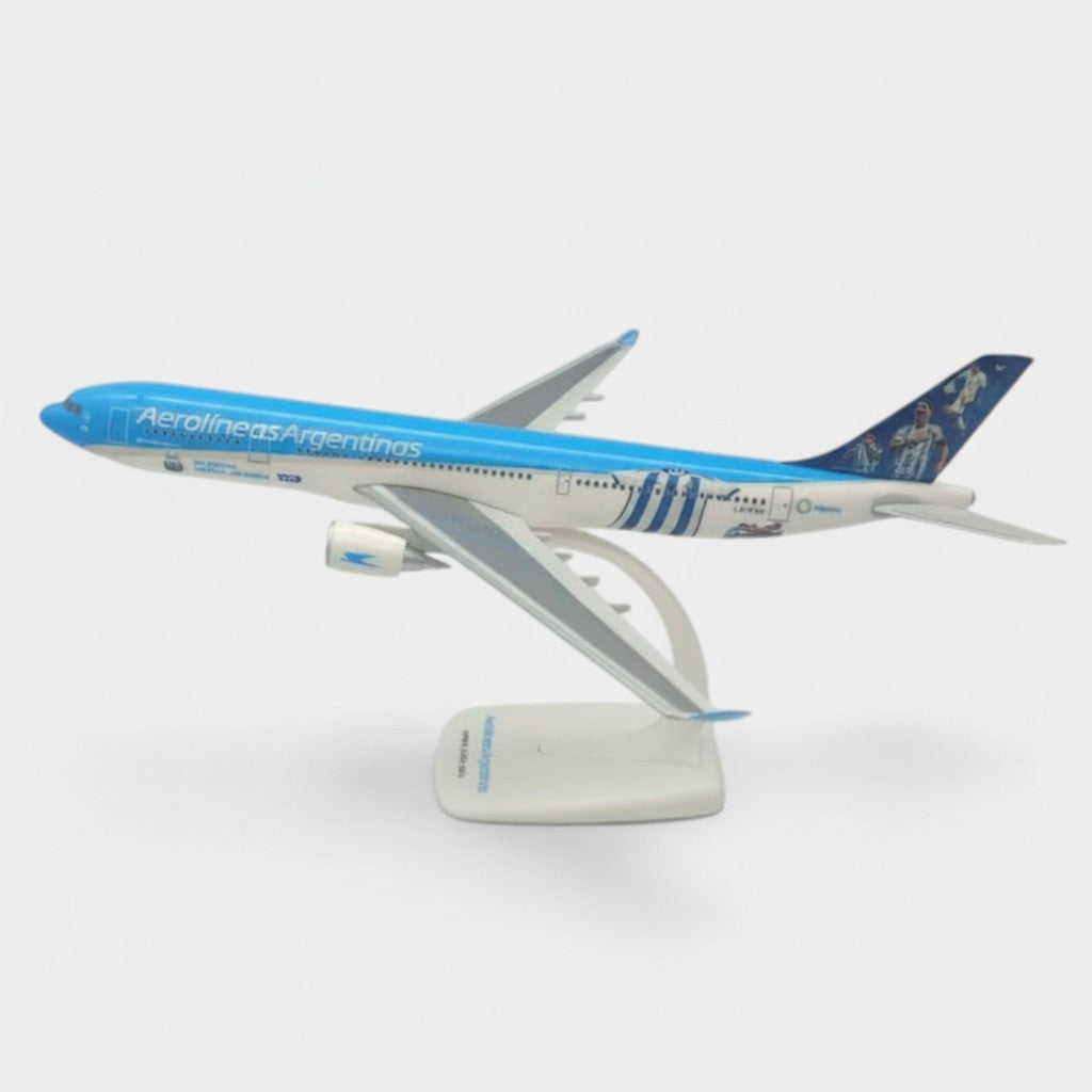 Slice 1:200 scale diecast Airbus A330-200 model in Aerolíneas Argentinas Argentina Football livery with display stand
