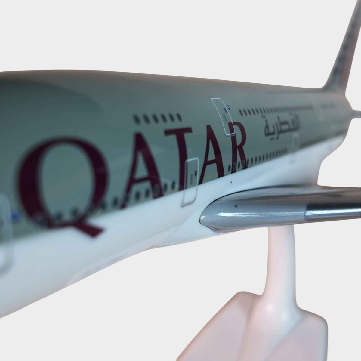 Slice 1:200 scale Airbus A380 Qatar Airways model plane with A7-APE registration on a display stand