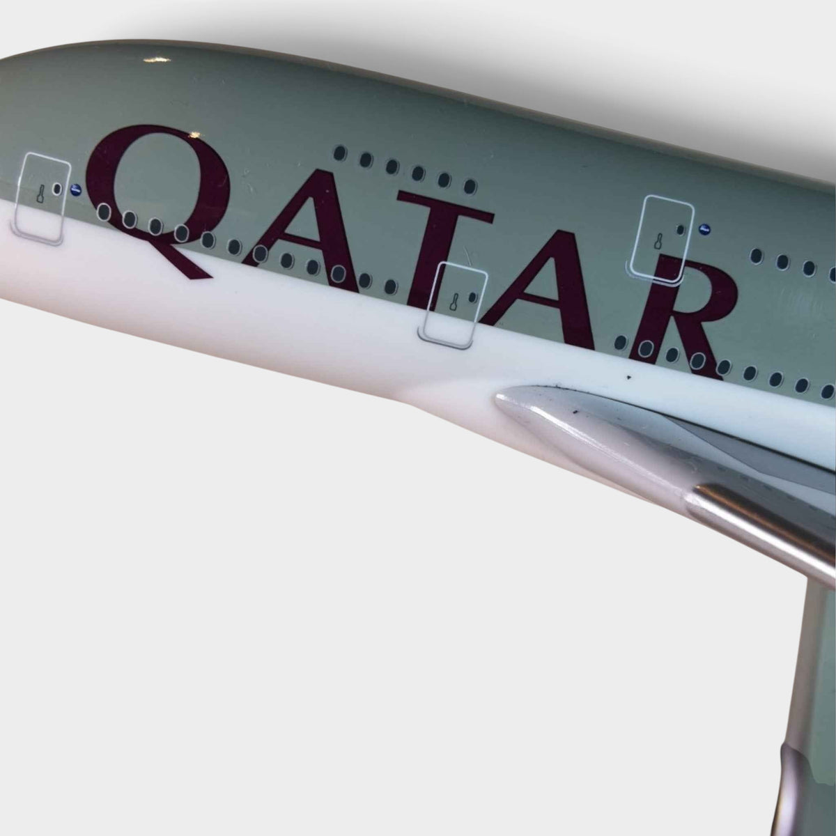 Slice 1:200 scale Airbus A380 Qatar Airways model featuring the iconic burgundy Qatar logo on a grey fuselage