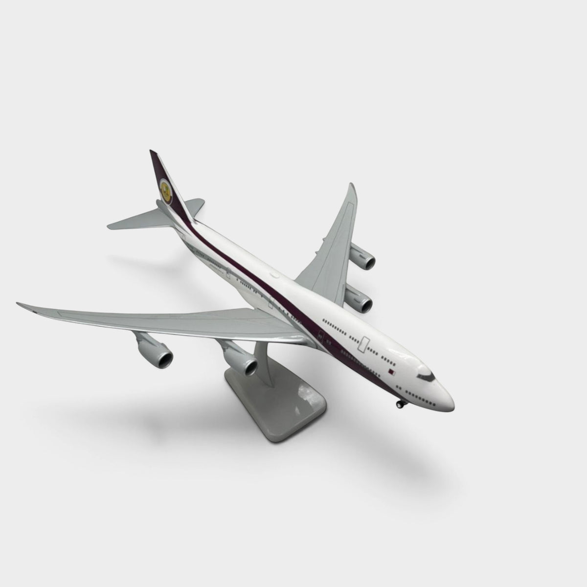 Slice Boeing 747-8 Qatar Amiri Flight 1:200 scale diecast model aircraft with authentic livery on display stand