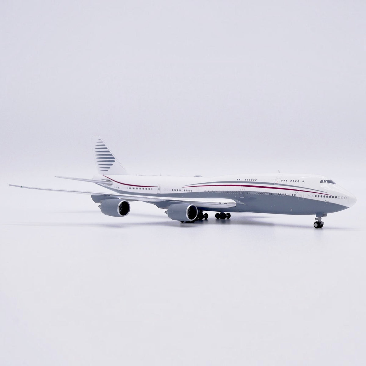 Slice 1:400 scale diecast model of a Boeing 747-8 BBJ Qatar Amiri Flight with authentic white and grey livery.