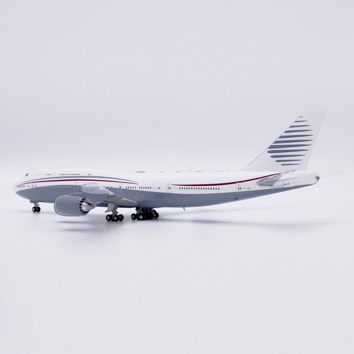 Slice Boeing 747-8 BBJ Qatar Amiri Flight 1:400 scale diecast model in white and grey livery, side profile view.