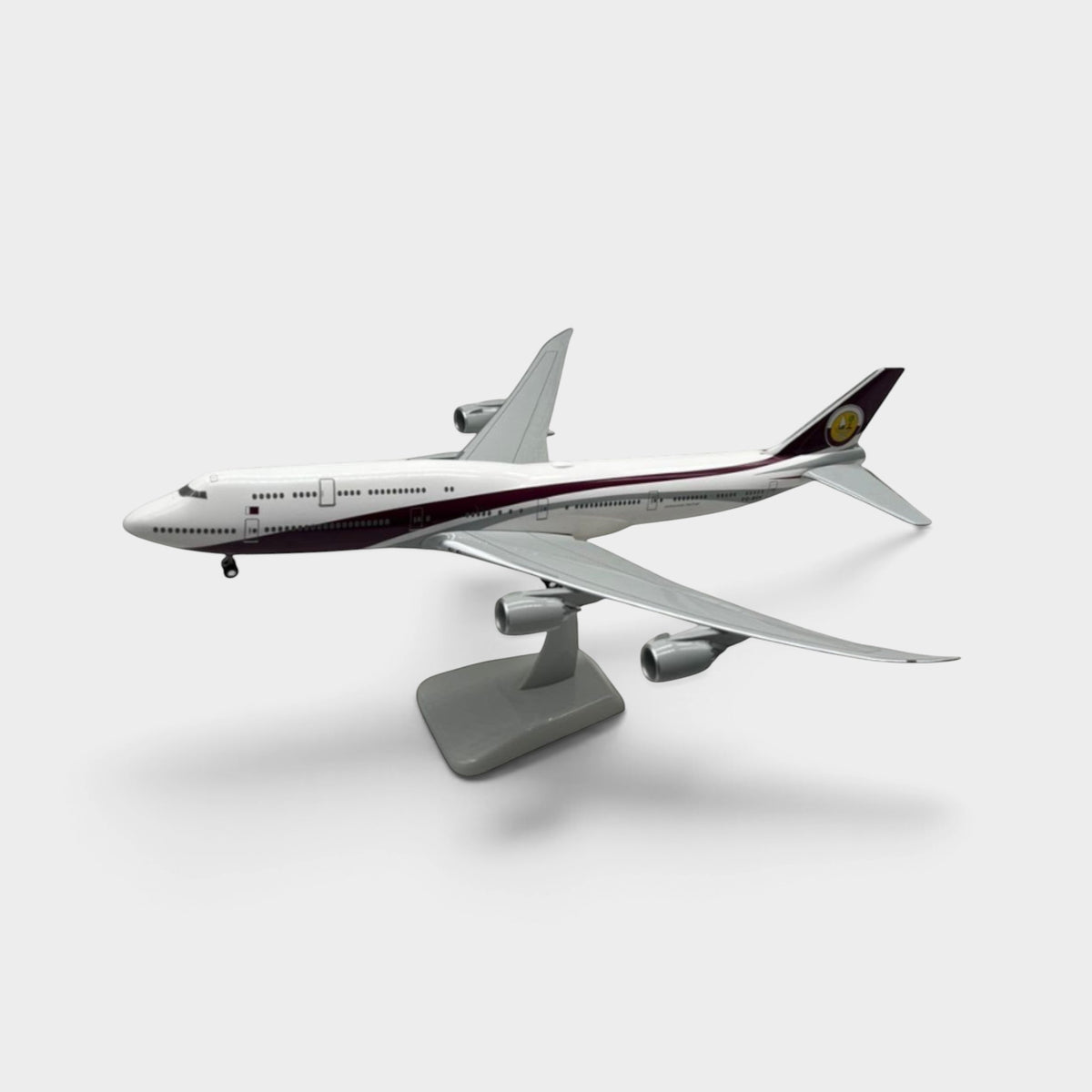 Slice Boeing 747-8 Qatar Amiri Flight 1:200 scale diecast model aircraft with authentic livery on a display stand