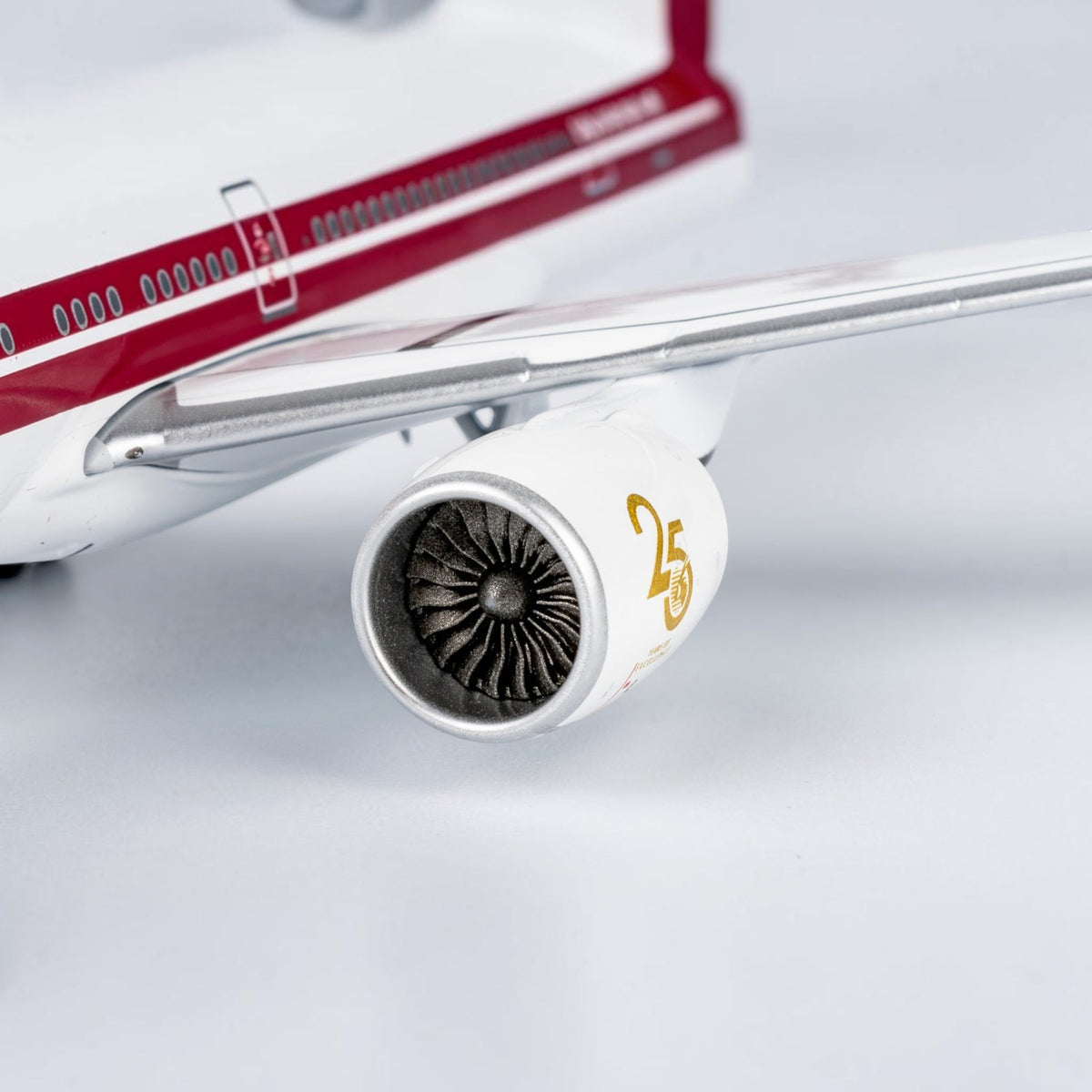 Slice Boeing 777-300ER Qatar Airways 25 years retro edition diecast model engine detail