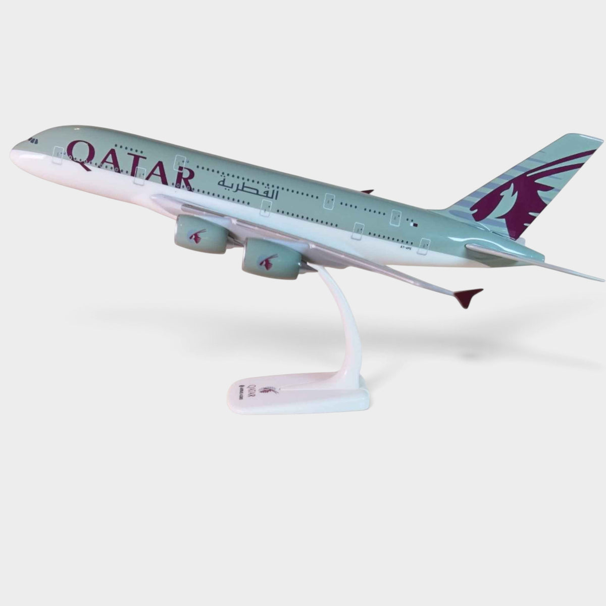 Slice 1:200 scale Qatar Airways Airbus A380 model plane with A7-APE registration on a display stand