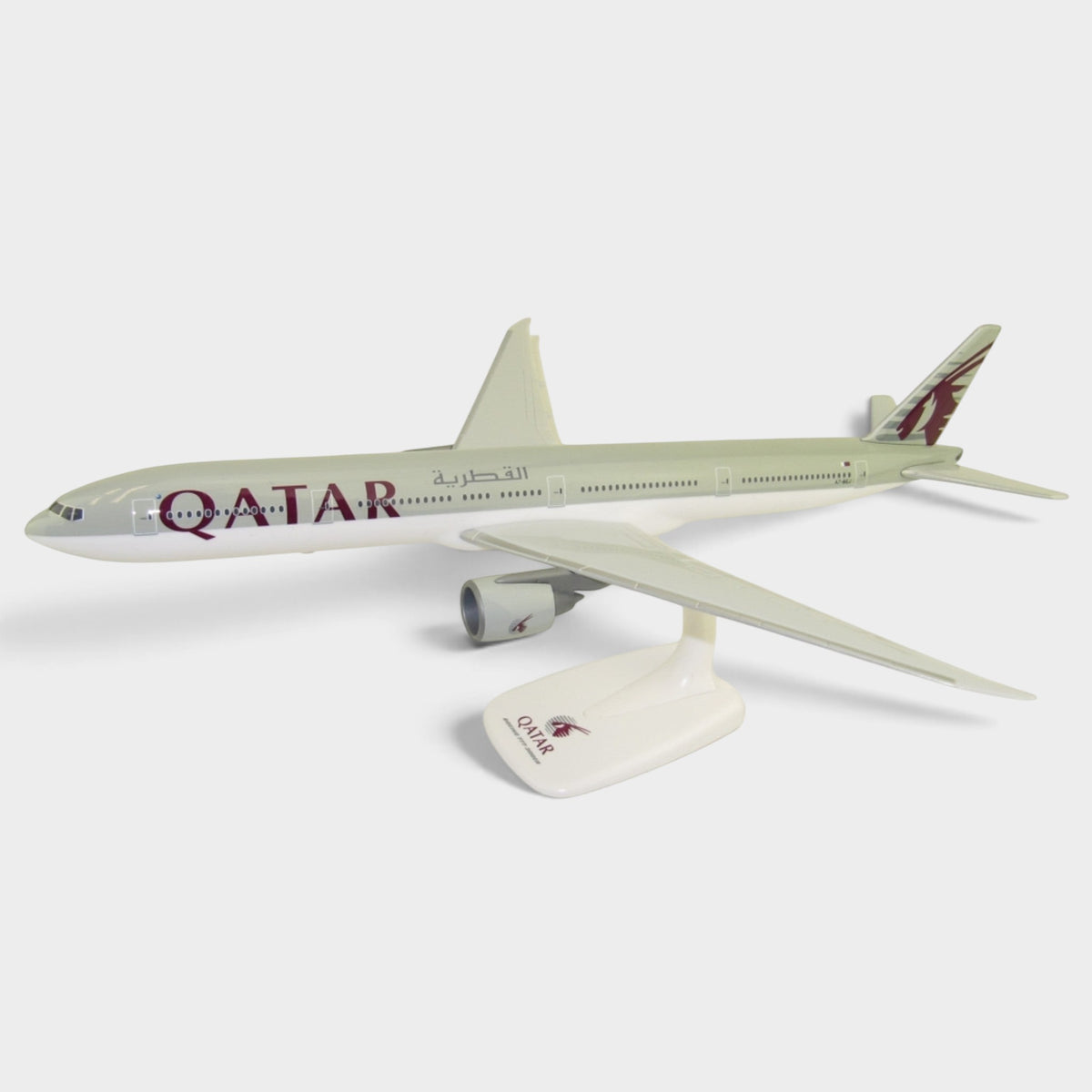 Slice 1:200 scale Qatar Airways Boeing 777-300ER plastic display model with stand and detailed livery