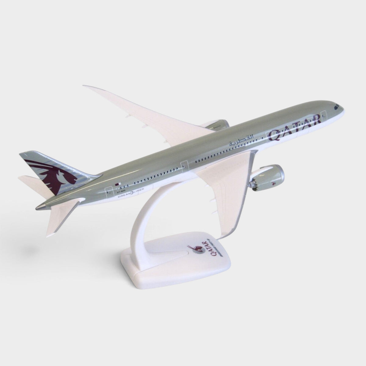 Slice 1:200 scale Qatar Airways Boeing 787-9 Dreamliner model plane with stand and authentic livery