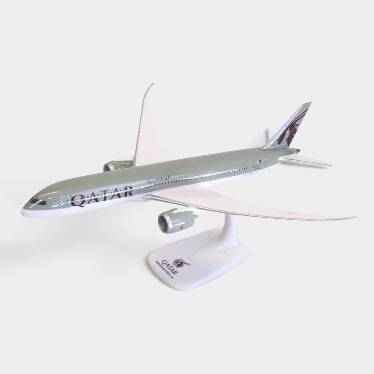 Slice 1:200 scale Qatar Airways Boeing 787-9 Dreamliner model aircraft with display stand and detailed livery.