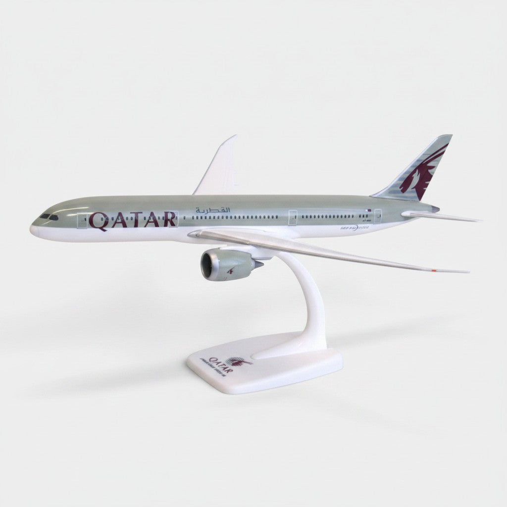 Slice 1:200 scale Qatar Airways Boeing 787-9 Dreamliner model aircraft with display stand and detailed livery